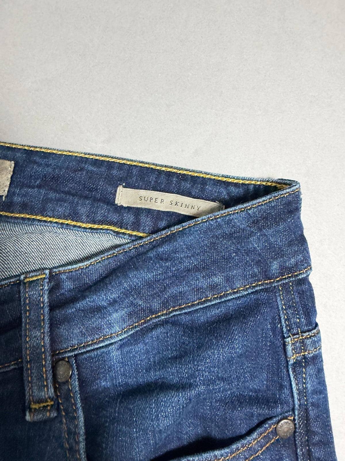 Dettaglio etichetta interna modello Super Skinny sul girovita