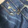 Dettaglio taschino frontale con patch triangolare Guess in tessuto