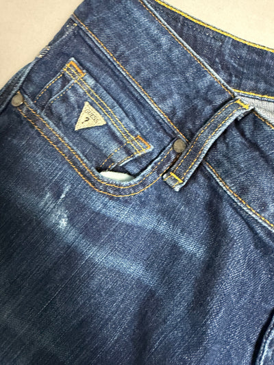 Dettaglio taschino frontale con patch triangolare Guess in tessuto