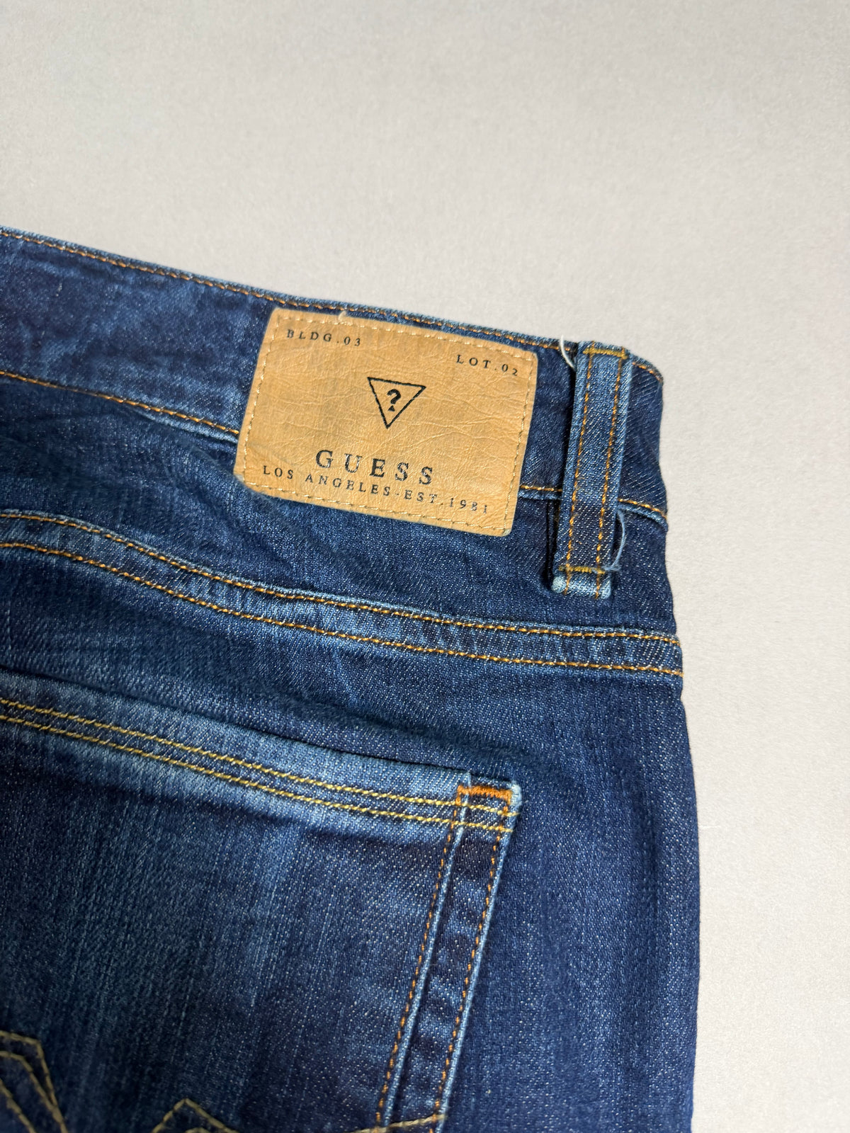 Dettaglio salpa posteriore color cuoio con logo Guess Los Angeles