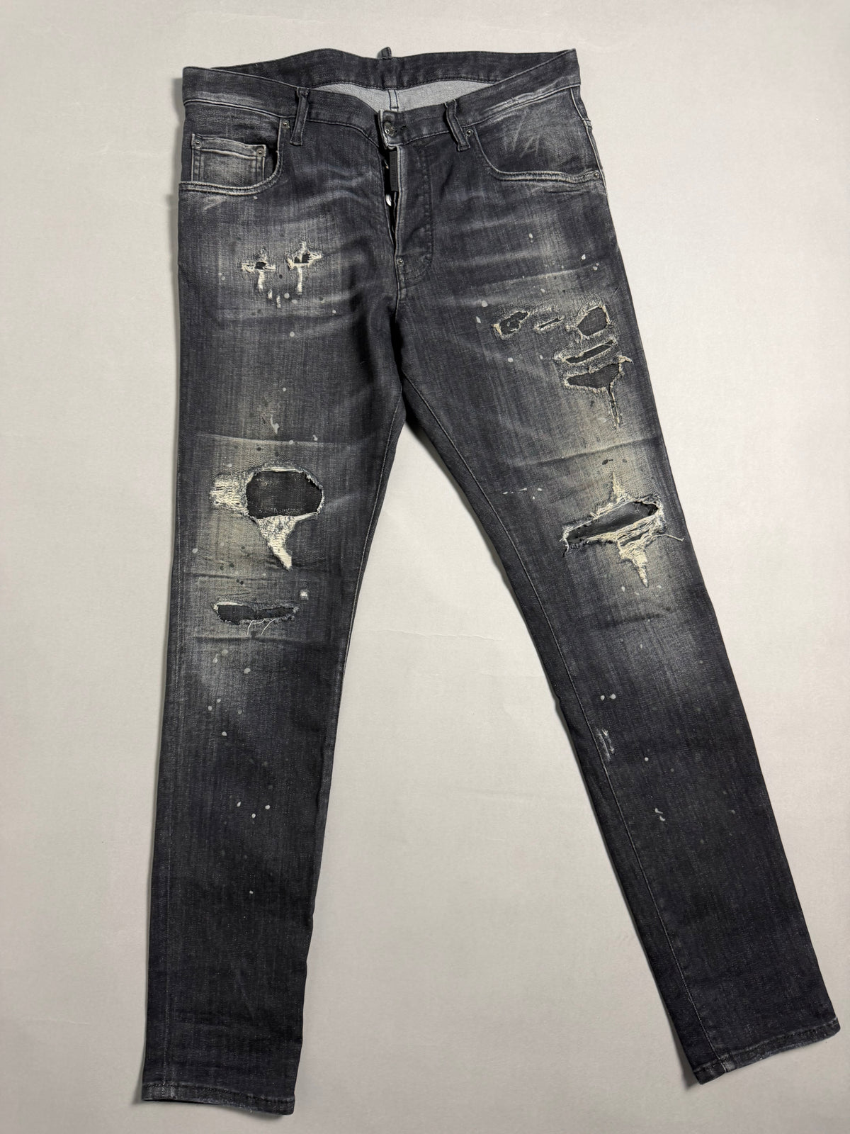 Jeans uomo DSQUARED2 grigio scuro effetto consumato con strappi, vista frontale intera