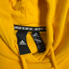 Dettaglio etichetta interna adidas al collo con taglia XS