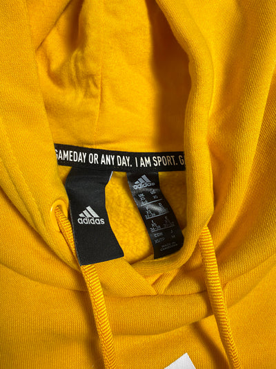 Dettaglio etichetta interna adidas al collo con taglia XS