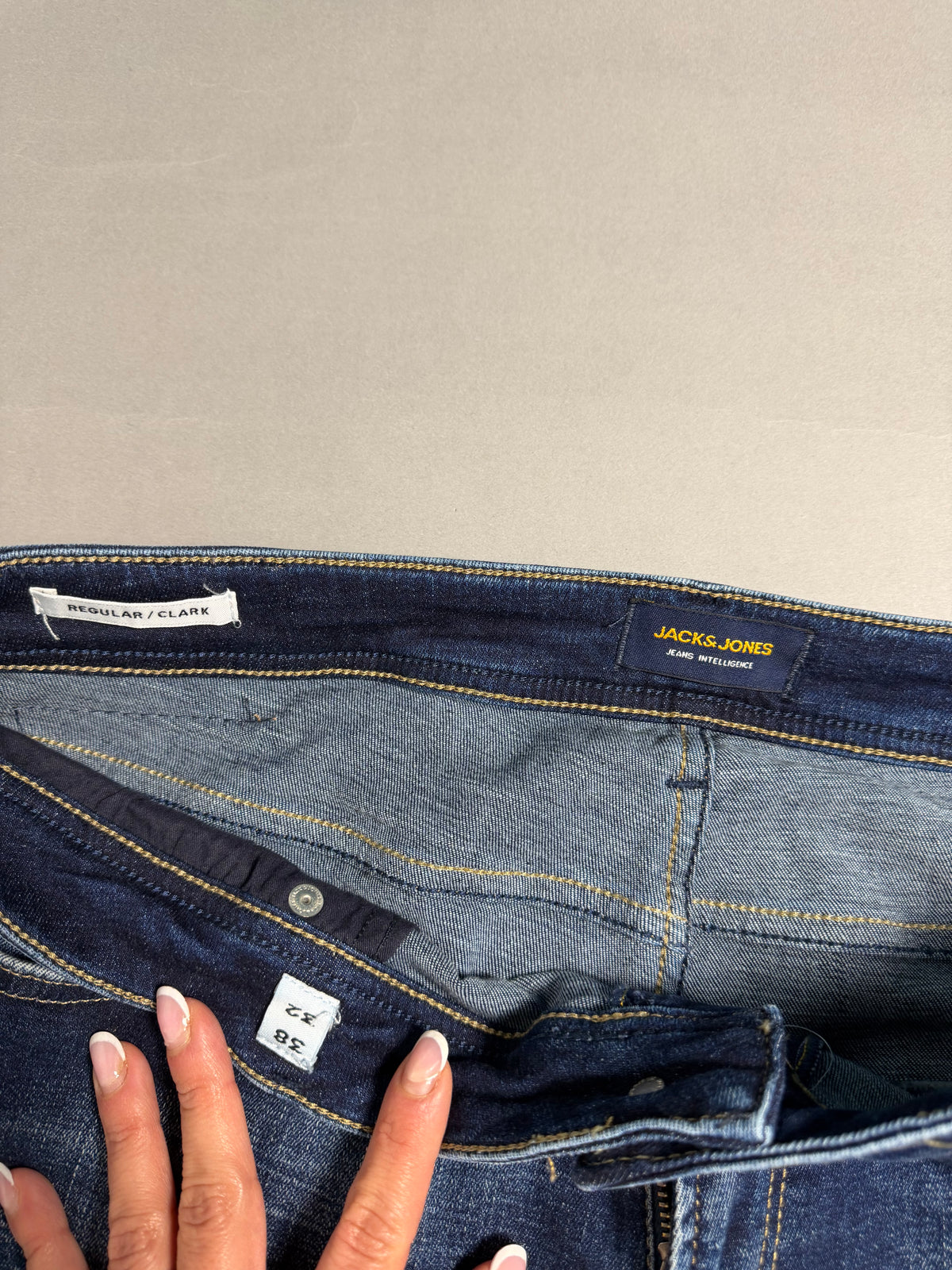 Etichette interne JACK & JONES Jeans Intelligence e modello Regular Clark