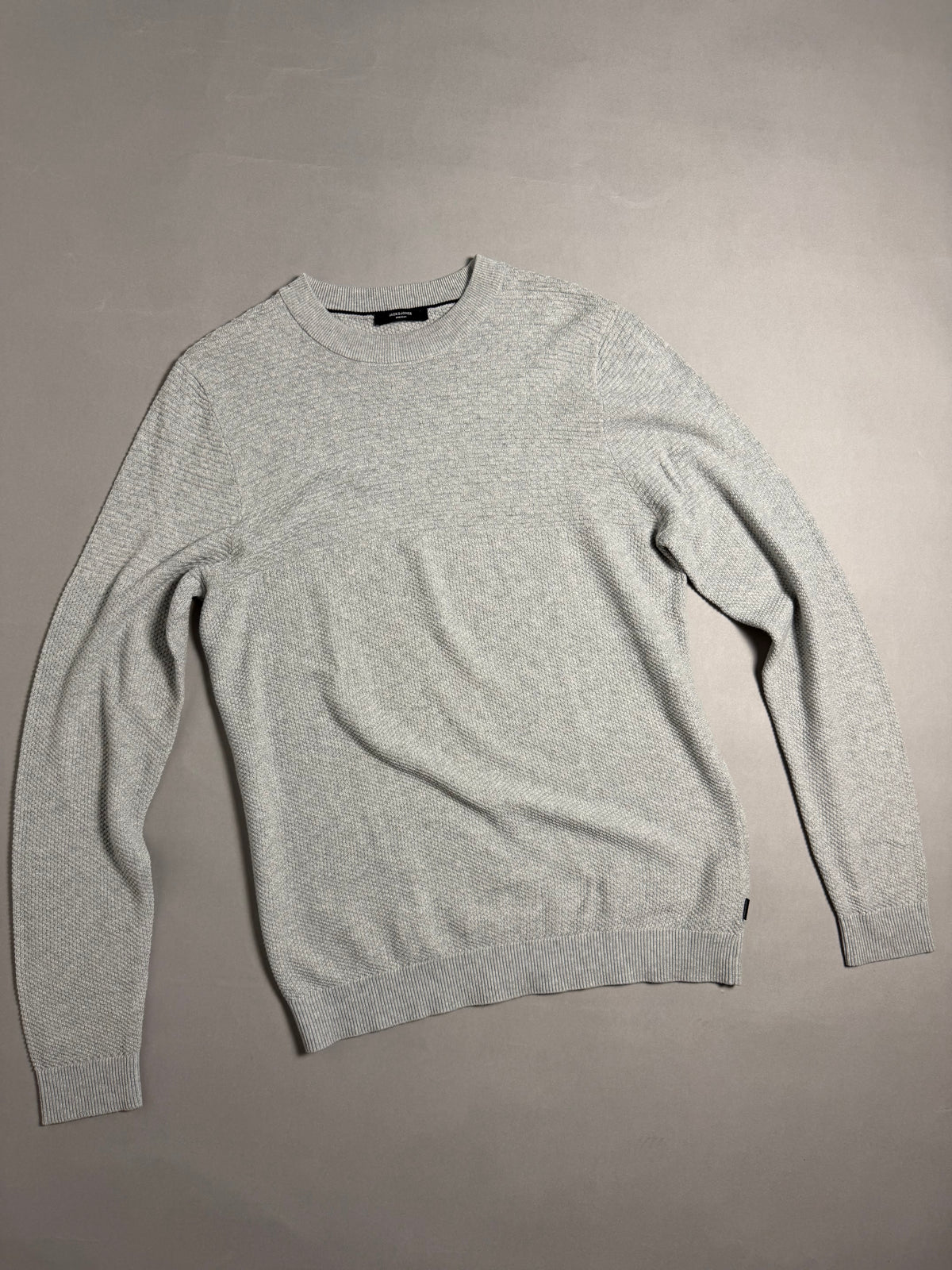 Maglione girocollo da uomo grigio chiaro Jack & Jones Premium steso frontalmente