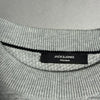 Primo piano dell'etichetta del colletto con logo Jack & Jones Premium