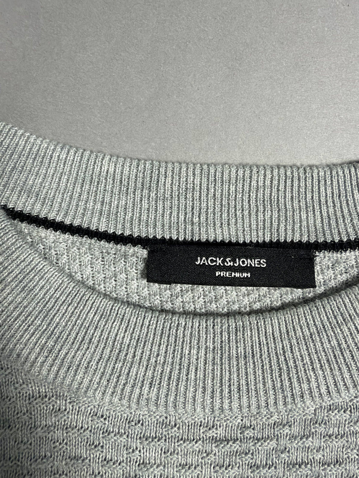 Primo piano dell'etichetta del colletto con logo Jack & Jones Premium