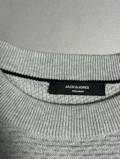 Primo piano dell'etichetta del colletto con logo Jack & Jones Premium