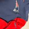 Dettaglio logo ricamato New England Patriots e swoosh Nike sulla manica