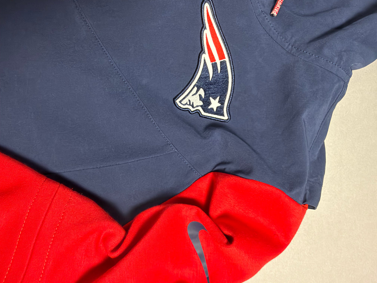 Dettaglio logo ricamato New England Patriots e swoosh Nike sulla manica