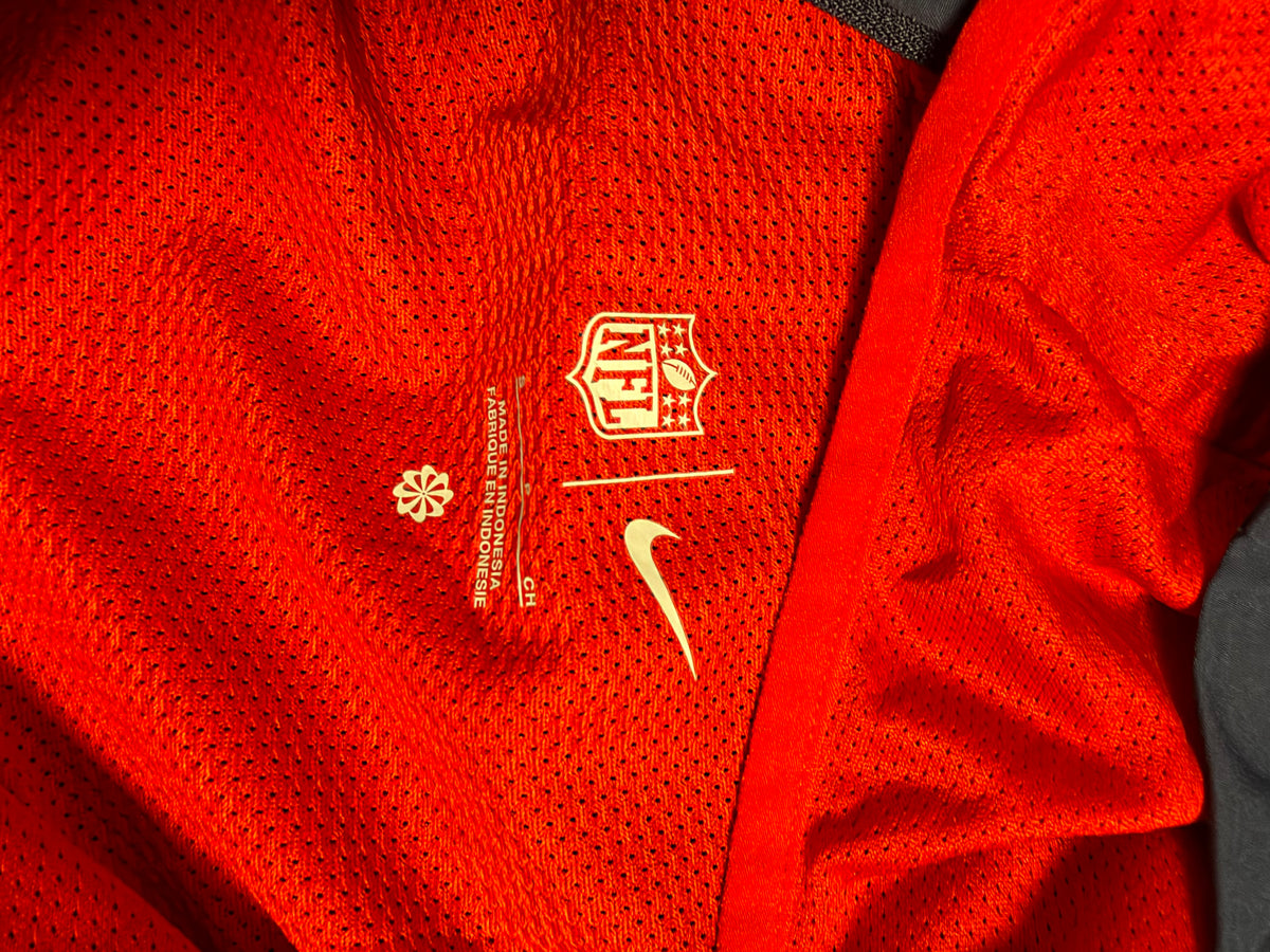 Stampa interna del collo con logo Nike, logo NFL e taglia S