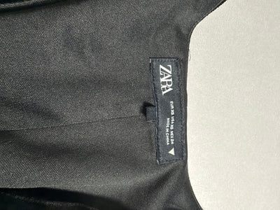 Etichetta ZARA con taglia EUR XS applicata all'interno dello scollo
