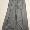 Pantaloni a gamba larga Zara Woman motivo principe di Galles grigio distesi su piano neutro