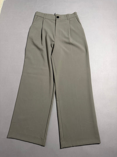 Pantaloni ampi Zara verde salvia stesi sul piano
