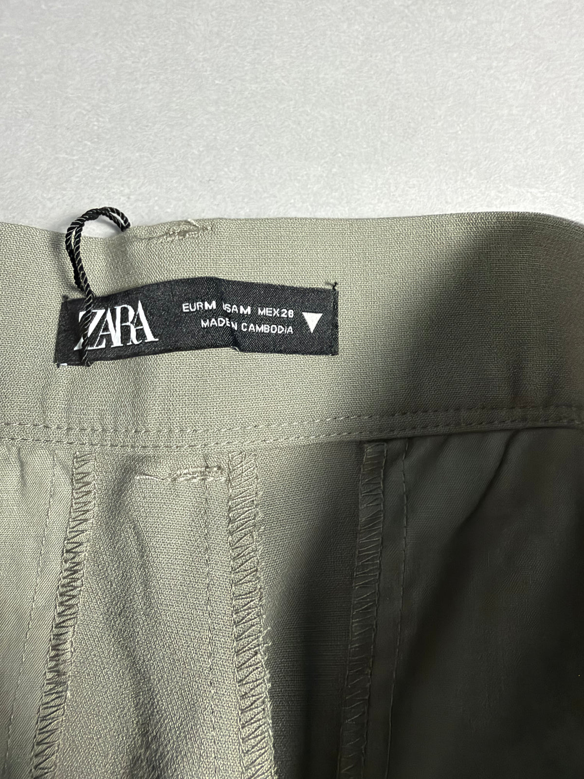 Etichetta interna del brand Zara con taglia EUR M