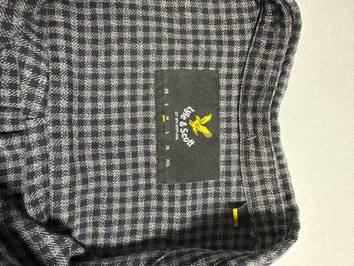 Etichetta Lyle & Scott con indicazione taglia M