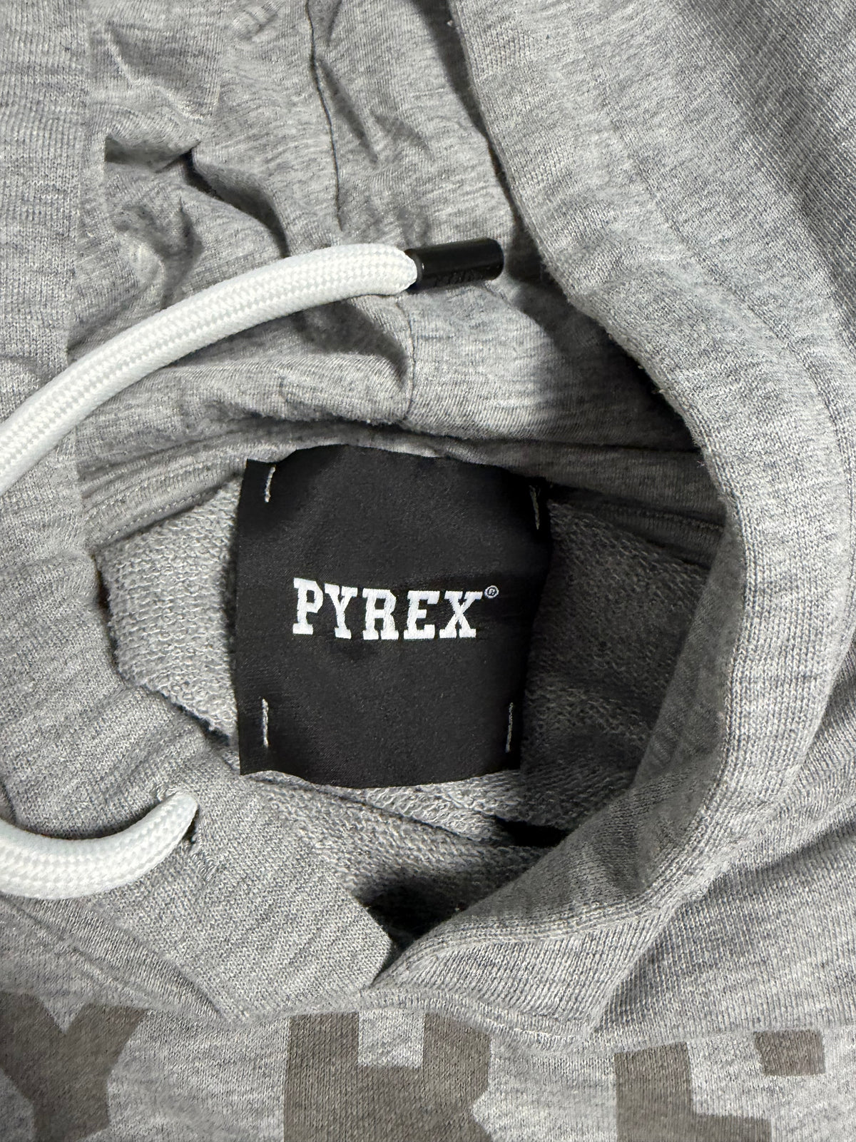 Dettaglio etichetta interna PYREX nel collo della felpa