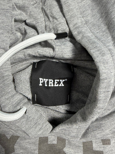 Dettaglio etichetta interna PYREX nel collo della felpa