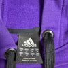 Dettaglio colletto con etichetta interna taglia M adidas e occhielli del cordoncino NBA