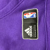Dettaglio etichetta applicata adidas NBA Official Outfitter sul bordo tasca
