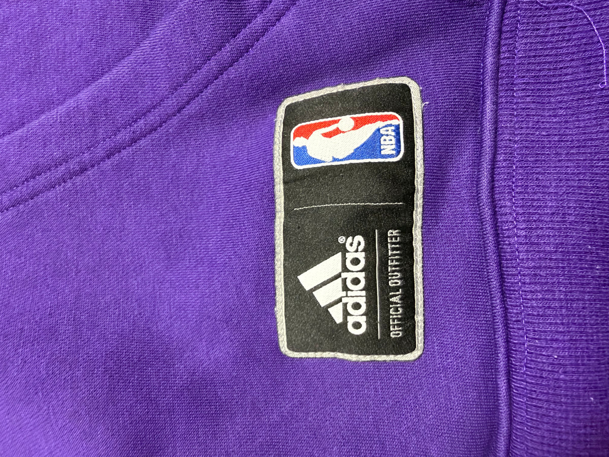 Dettaglio etichetta applicata adidas NBA Official Outfitter sul bordo tasca