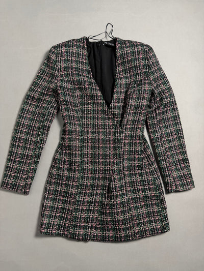 Abito corto ZARA in tweed multicolore nero, verde e rosa con profondo scollo a V disteso su sfondo neutro