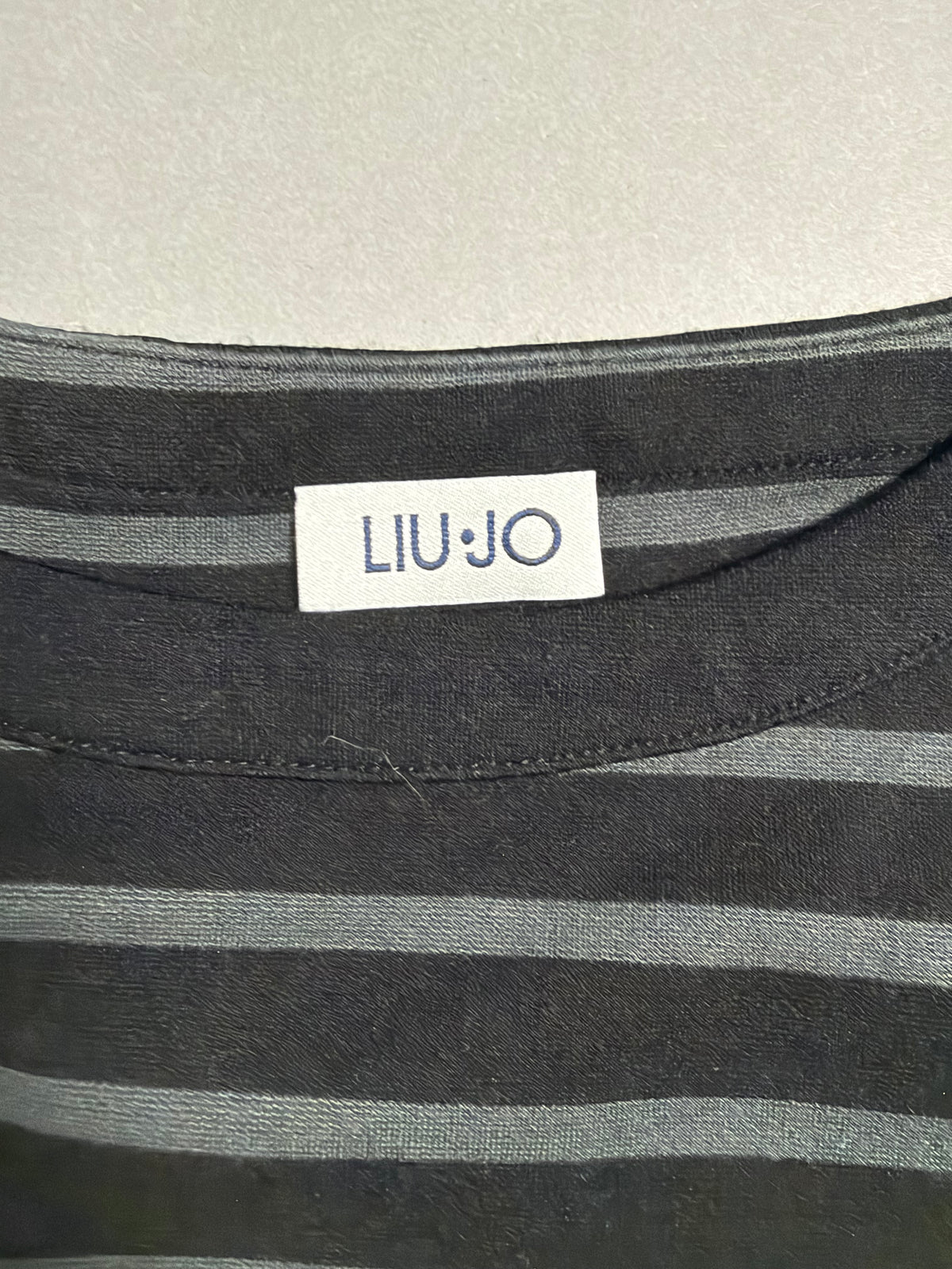 Etichetta con logo Liu Jo sullo scollo