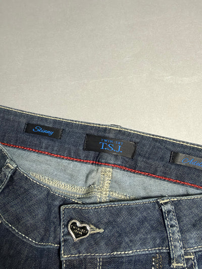 Dettaglio interno vita con etichette Twin-Set T.S.J. Skinny e placchetta a cuore sulla tasca
