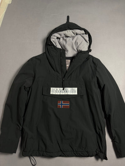 Giacca anorak Napapijri nera modello Rainforest con cappuccio e tasca a marsupio