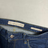 Dettaglio della cintura interna con etichette GUESS e modello Nicole Skinny