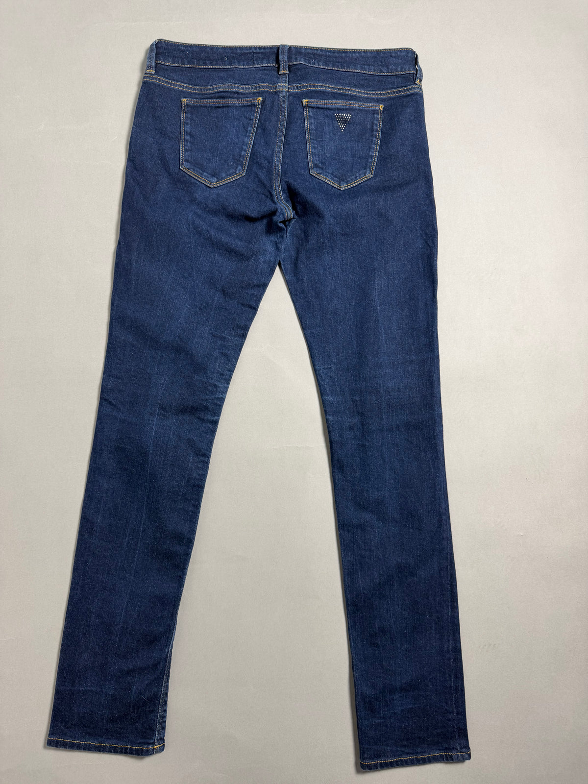 Vista posteriore dei jeans GUESS con tasche e logo a triangolo