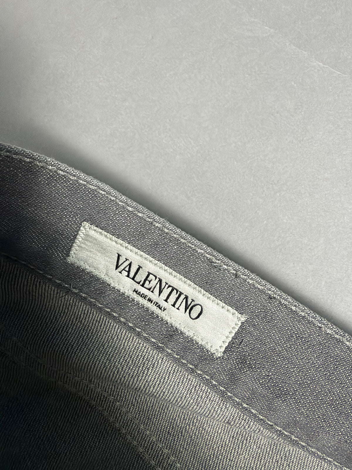 Etichetta in tessuto Valentino cucita all'interno del girovita
