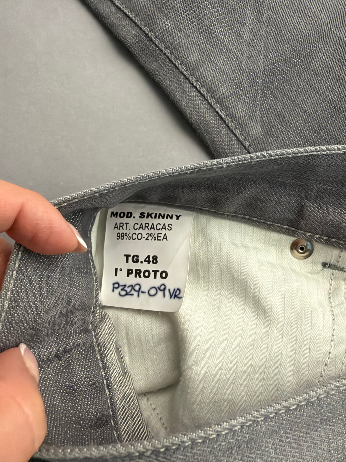 Etichetta interna di composizione e taglia 48 con indicazione Mod. Skinny e 1° Proto
