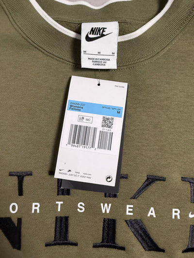 Dettaglio etichetta interna e cartellino Nike taglia M con ricamo frontale