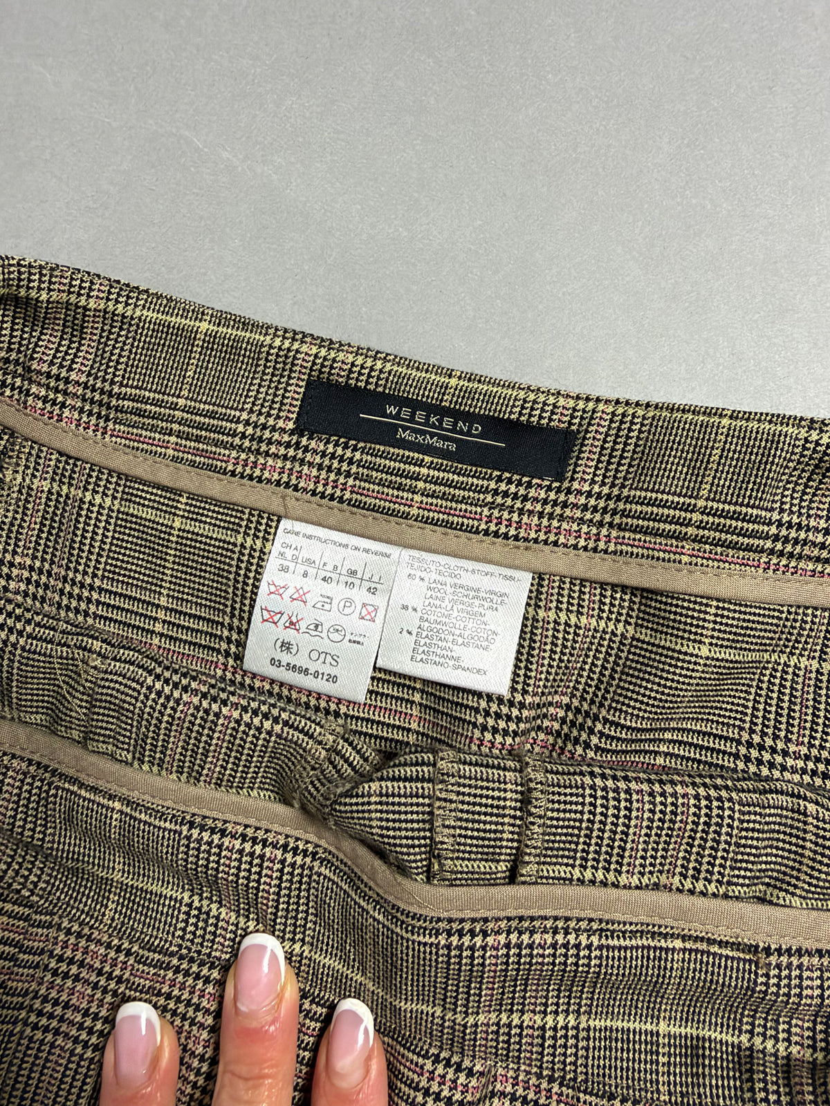 Etichetta interna con logo Weekend Max Mara, composizione 60% lana vergine e taglia IT 42