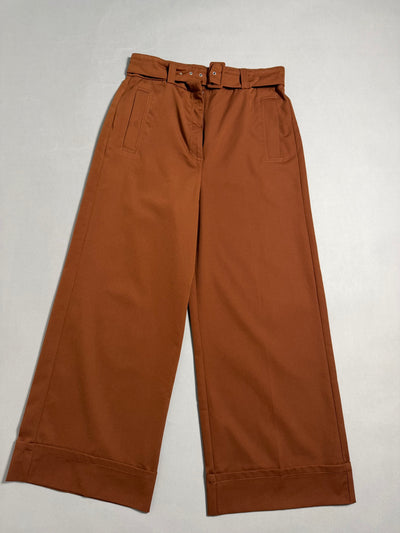Vista frontale dei pantaloni Marella a gamba larga color ruggine con cintura