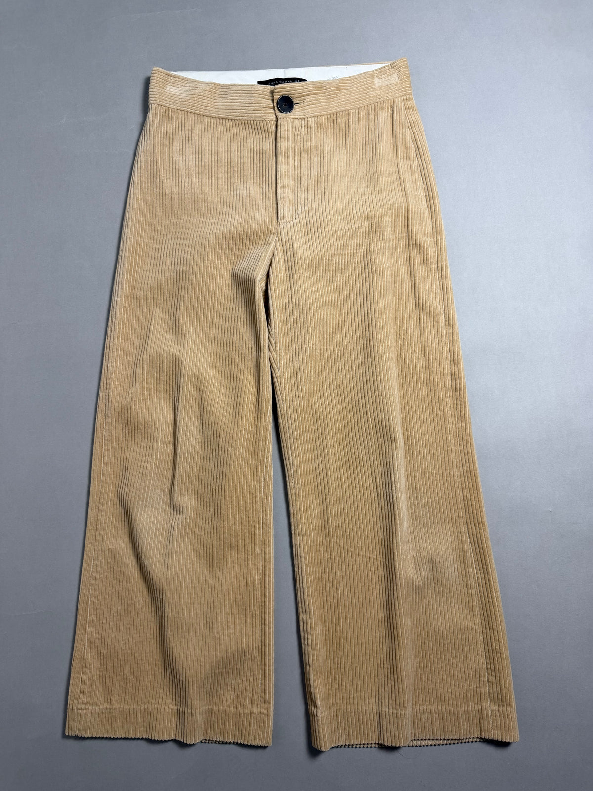 Vista frontale pantaloni ampi in velluto a coste beige Zara Woman