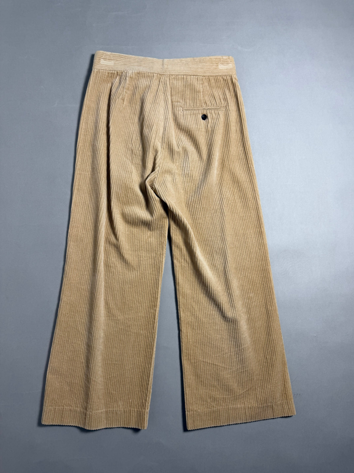 Vista posteriore pantaloni velluto a coste beige con tasca a filetto