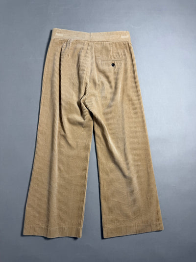 Vista posteriore pantaloni velluto a coste beige con tasca a filetto