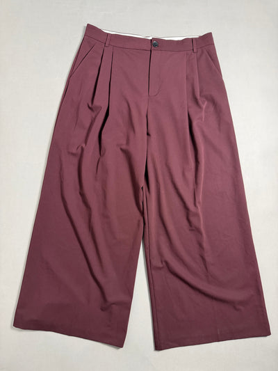 Vista frontale pantaloni ampi ZARA bordeaux con pinces