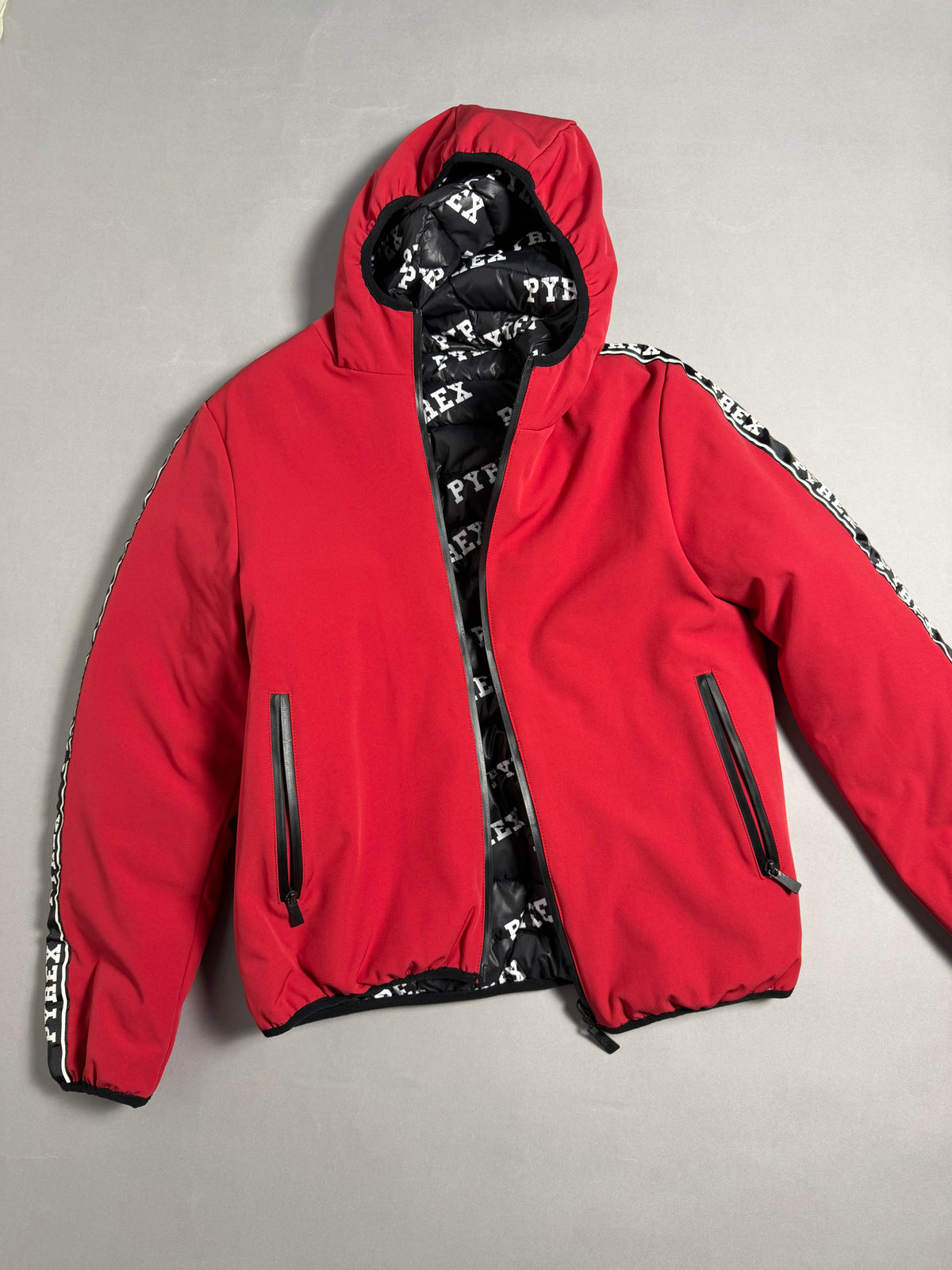 Giacca bambino reversibile Pyrex lato rosso con cappuccio e bande logate