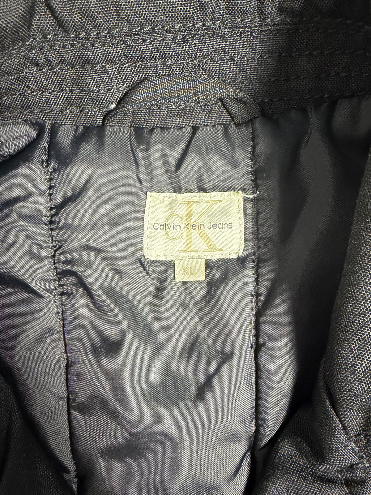 Etichetta interna del colletto Calvin Klein Jeans con taglia XL