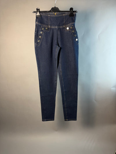 Vista frontale jeans skinny blu scuro Guess con bottoni decorativi sui fianchi