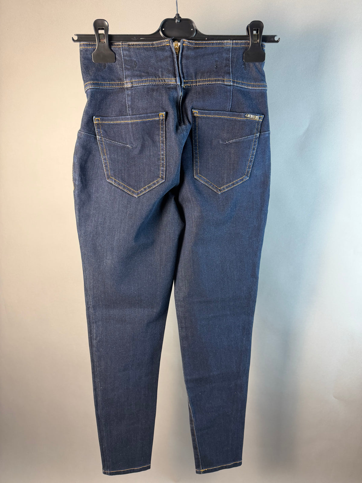 Vista posteriore jeans skinny blu scuro Guess con tasche applicate