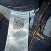 Etichetta interna con taglia 26 e composizione tessuto dei jeans Guess