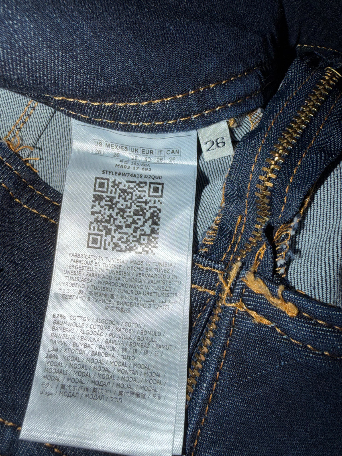 Etichetta interna con taglia 26 e composizione tessuto dei jeans Guess
