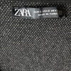 Dettaglio etichetta interna Zara con taglia EUR S USA S