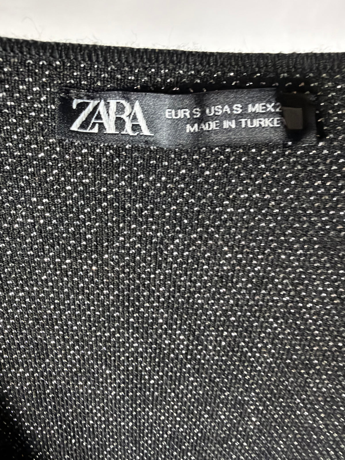 Dettaglio etichetta interna Zara con taglia EUR S USA S