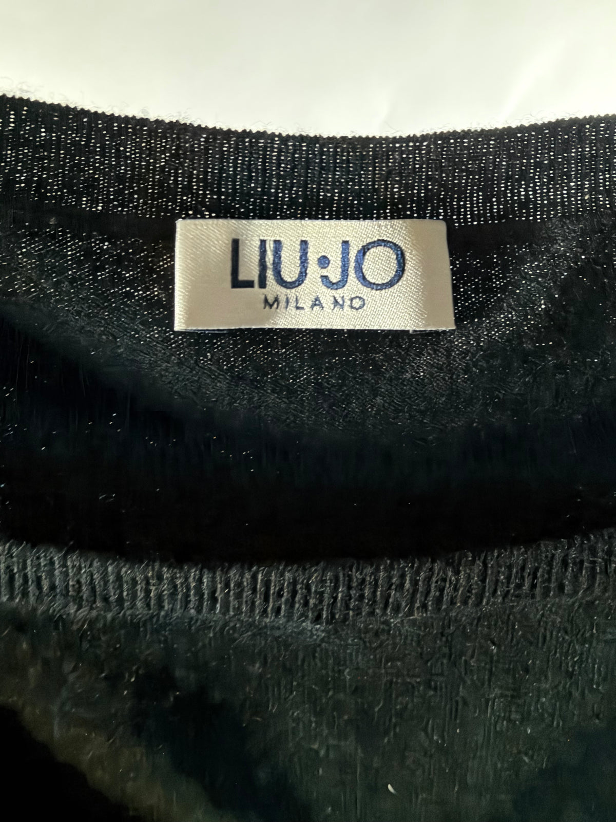 Dettaglio etichetta Liu Jo Milano sul colletto