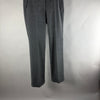 Pantaloni sartoriali da donna grigi con piega centrale e risvolto, vista frontale su gruccia